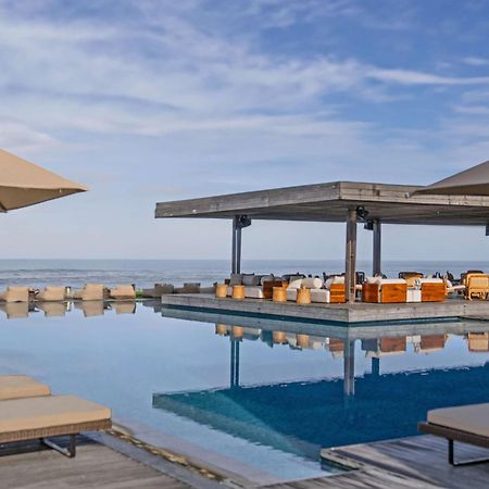 Alila Seminyak Hotel Exterior foto The pool at the hotel