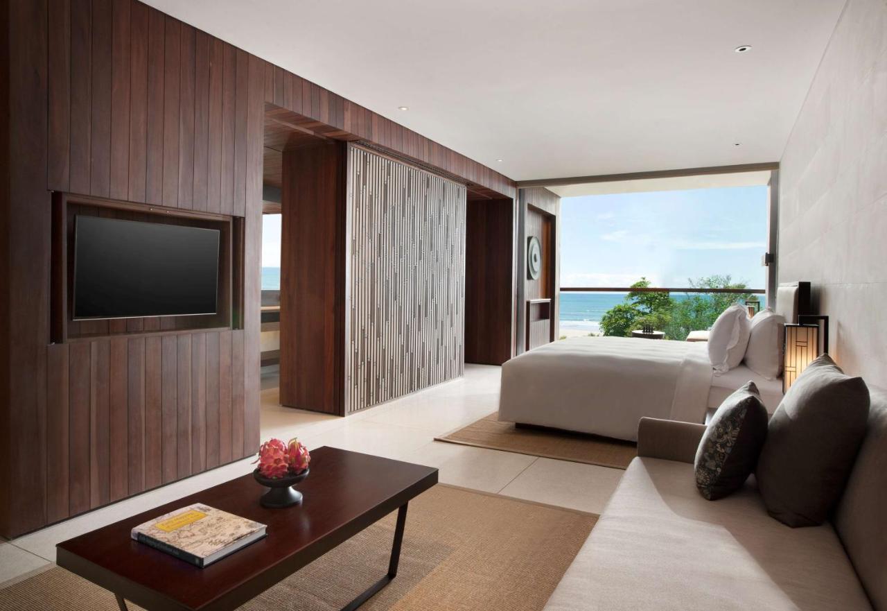 Alila Seminyak Hotel Exterior foto A guest room at the hotel