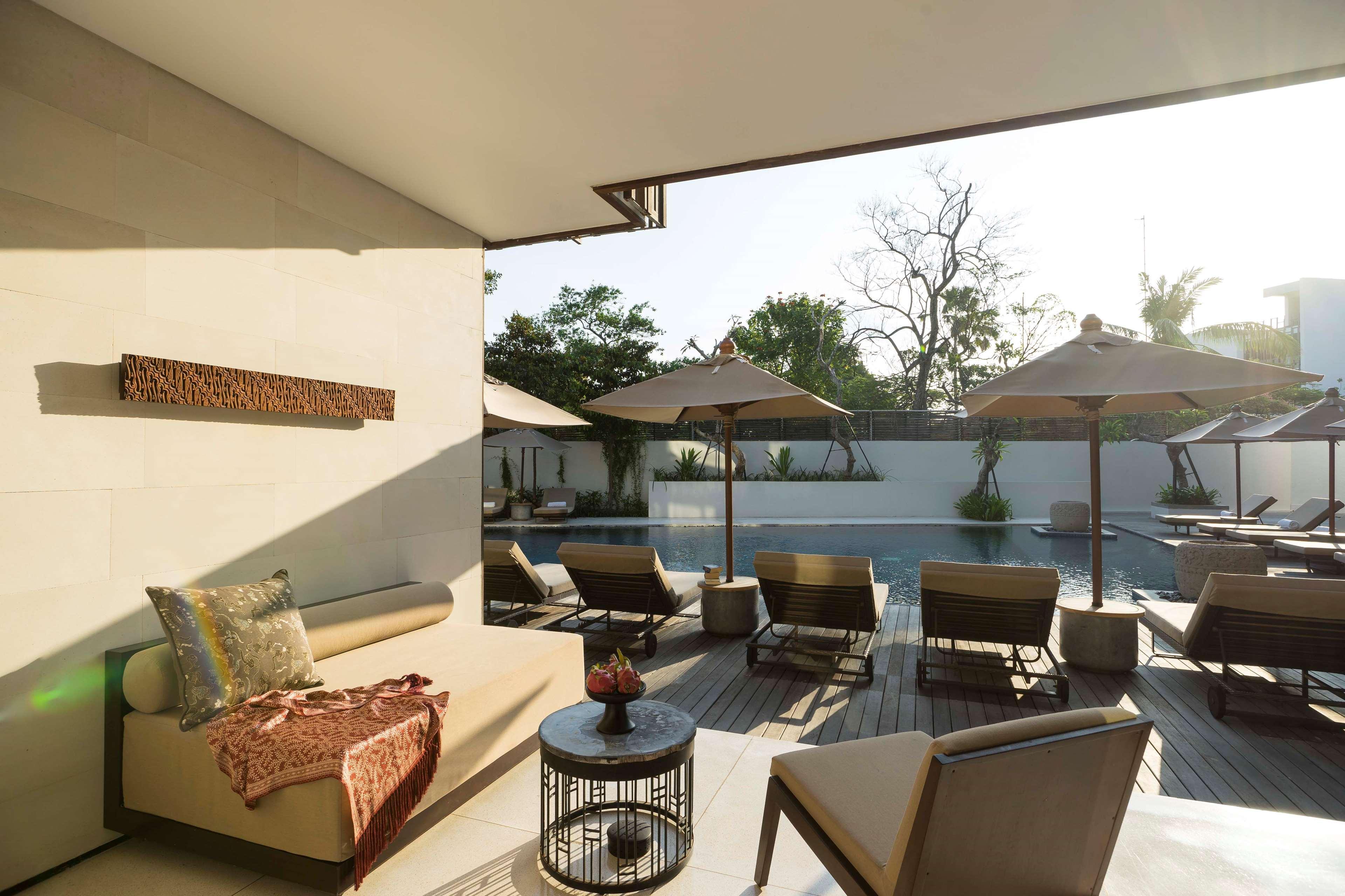 Alila Seminyak Hotel Exterior foto The pool at the hotel