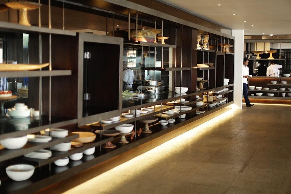 Alila Seminyak Hotel Exterior foto The open kitchen at the restaurant
