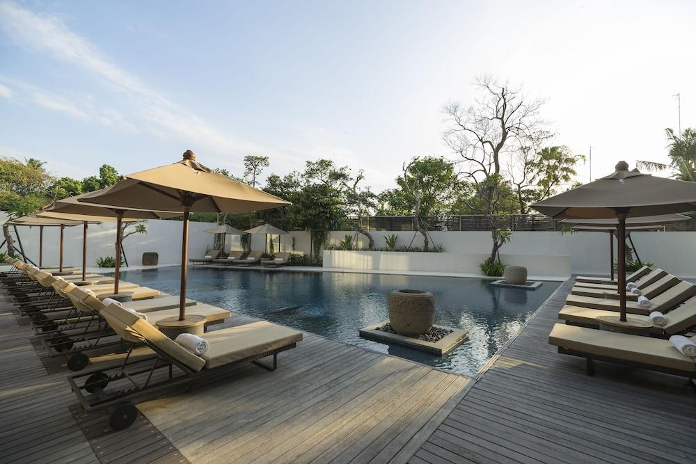 Alila Seminyak Hotel Exterior foto The pool at the hotel