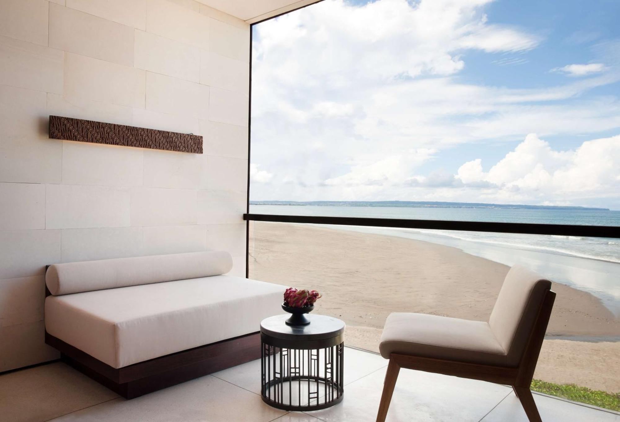 Alila Seminyak Hotel Exterior foto A view of the beach from a room at the hotel