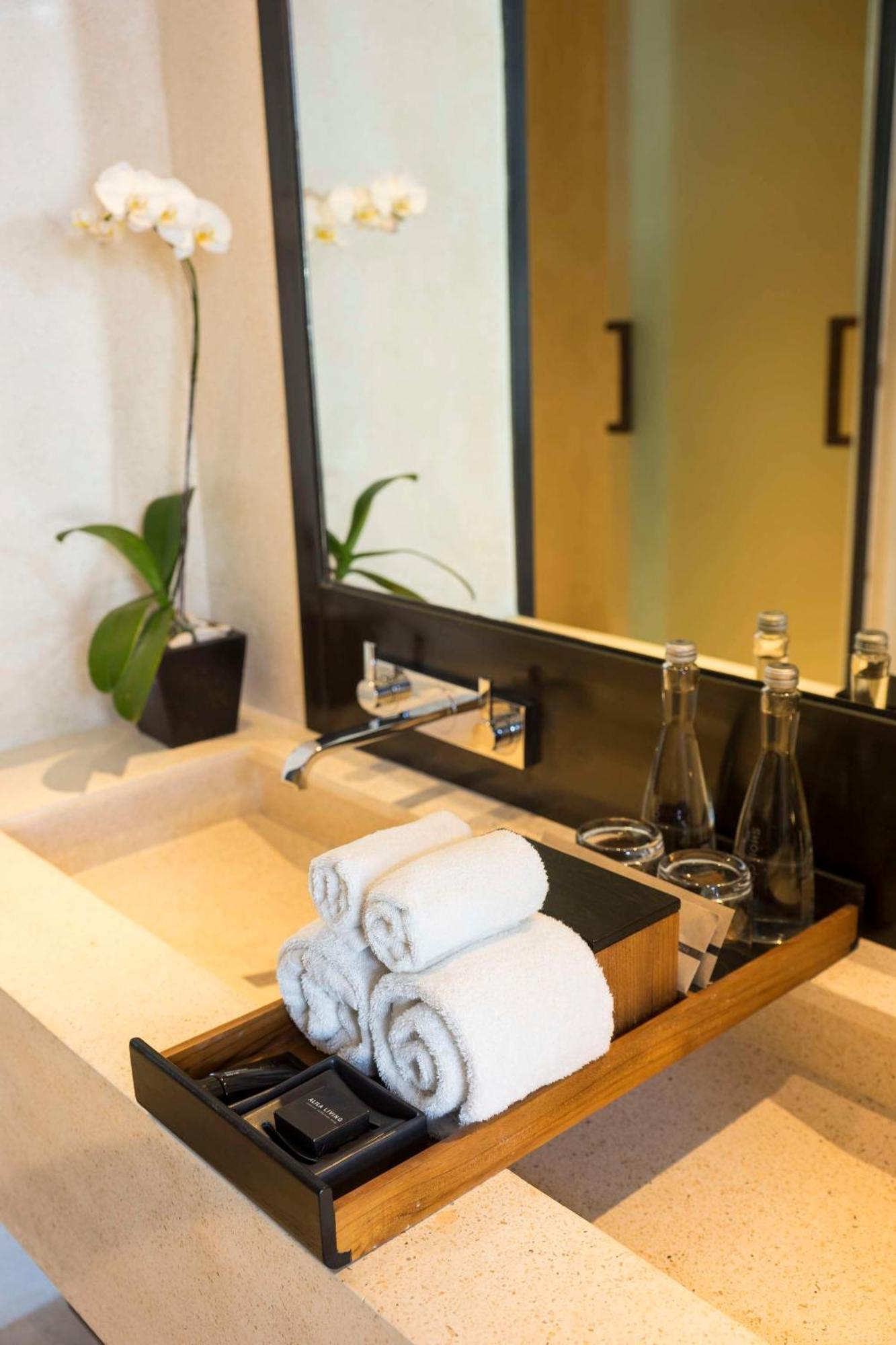 Alila Seminyak Hotel Exterior foto Bathroom at the hotel