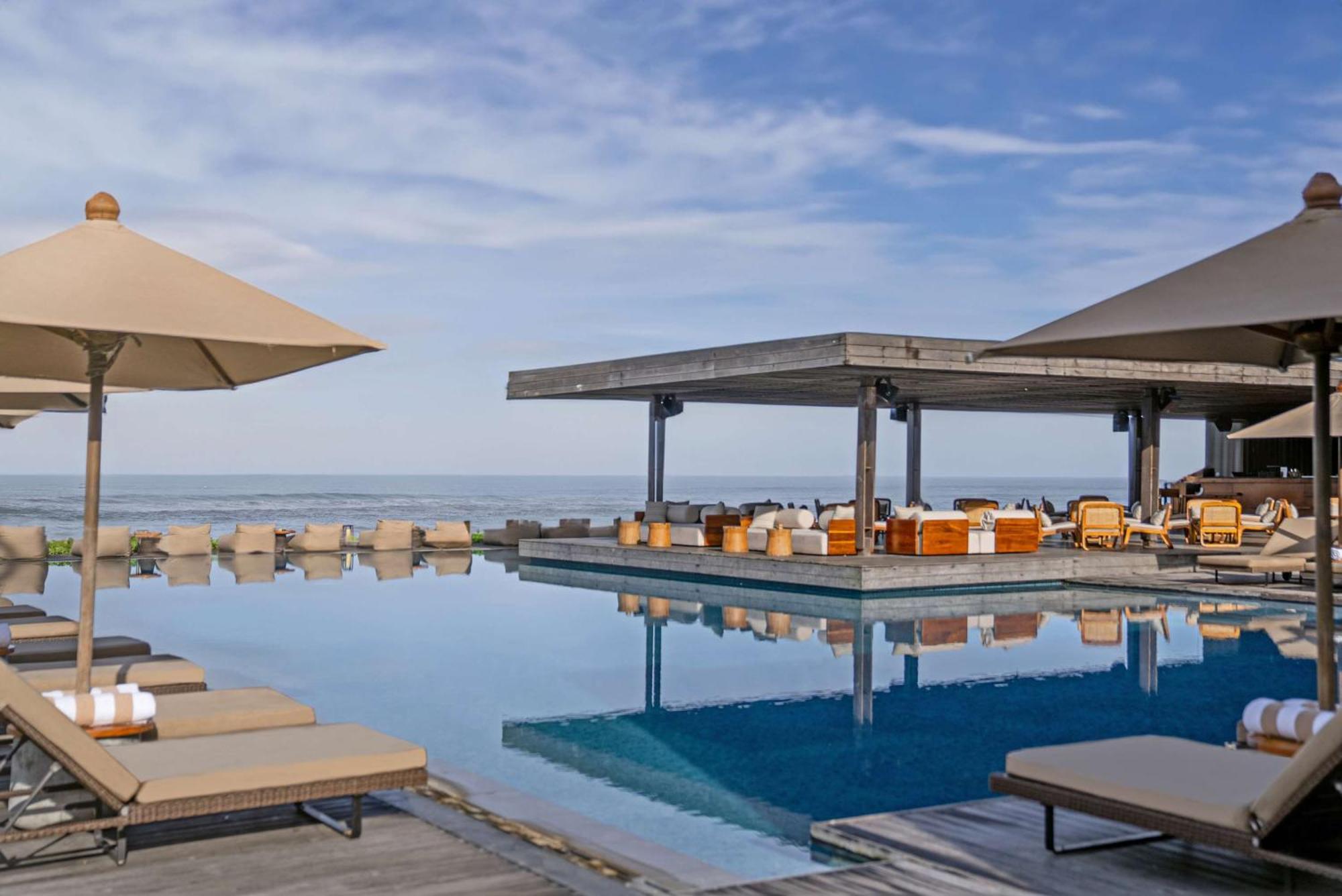 Alila Seminyak Hotel Exterior foto The pool at the hotel