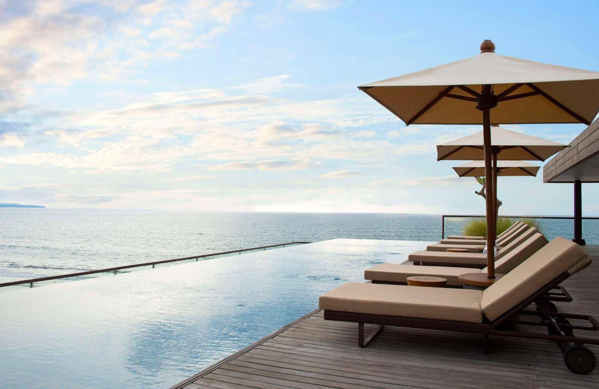 Alila Seminyak Hotel Exterior foto The pool at the hotel