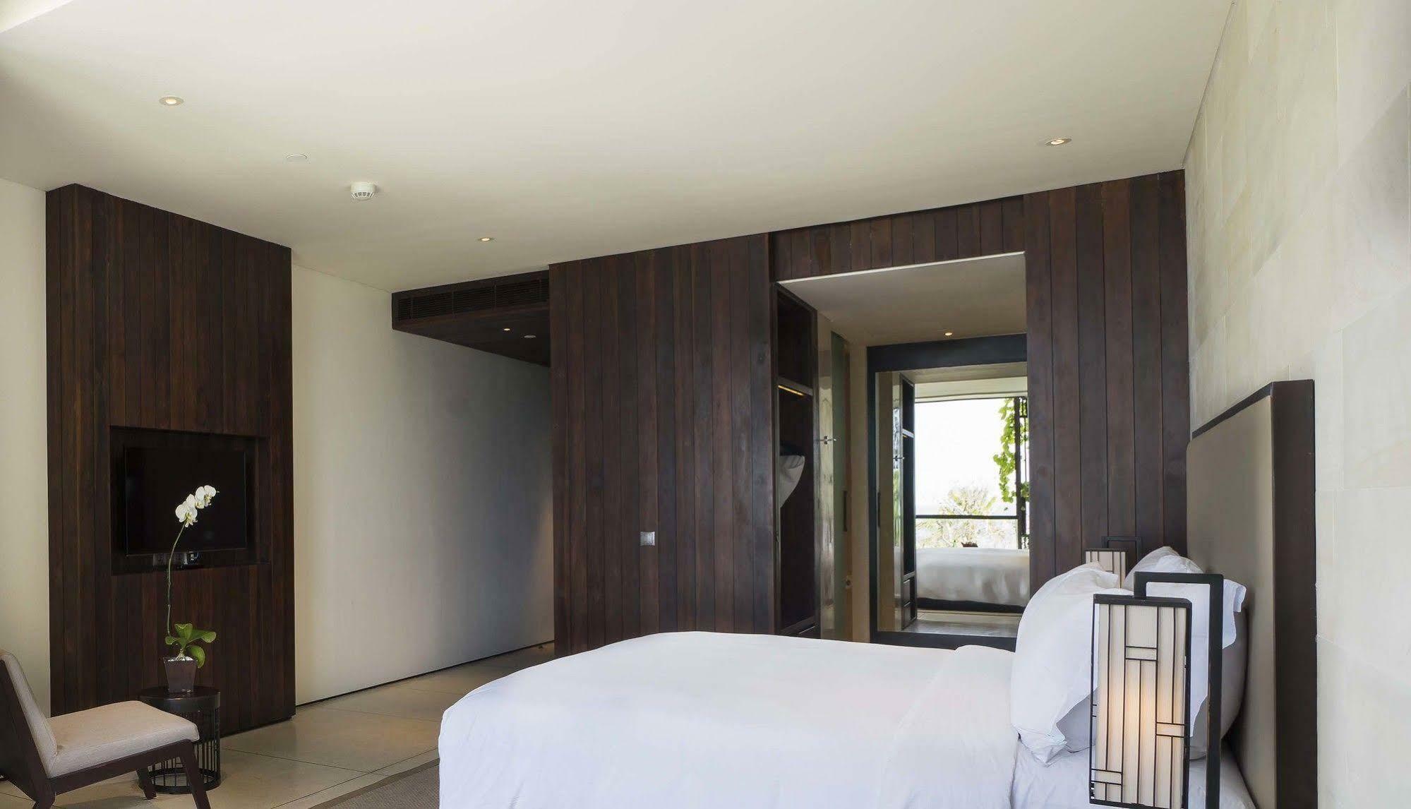 Alila Seminyak Hotel Exterior foto A bedroom at the hotel