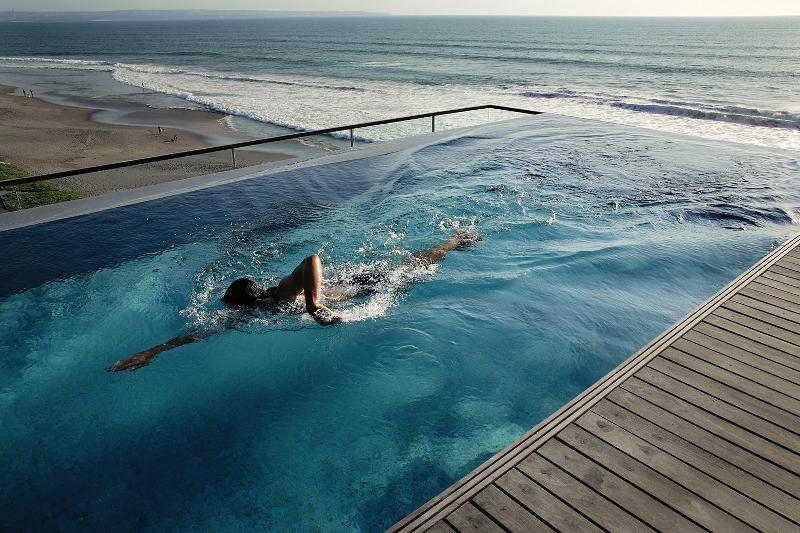 Alila Seminyak Hotel Exterior foto A swimmer in a pool